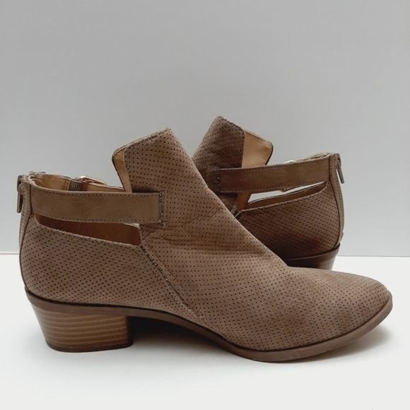 KATE & MEL Laser Perforated Faux Suede Chunky Heel Booties Shooties Beige Sz 10 - Picture 9 of 12